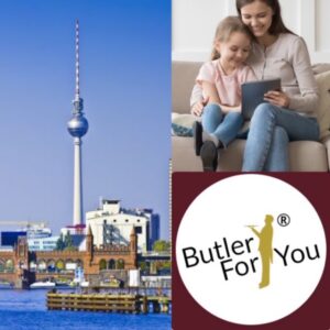 Nanny mit Kind sitzend auf dem Sofa mit Berliner Hintergrund